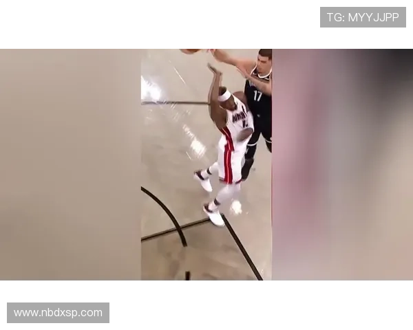 克拉克斯顿内线表现抢眼15分钟内高效拿下11分并抢8篮板